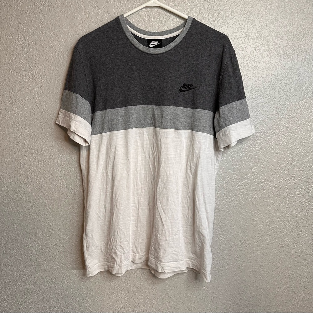 Nike Men's Gray and White T-Shirt